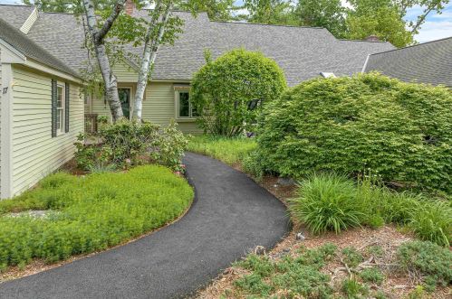 17 Atherton Ln, Amherst NH  03031-3064 exterior