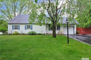 84 Matsunaye Dr, Gordon Heights, NY 11763-4131