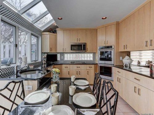 2563 Ocean Ave, North Bellmore NY  11710-3830 exterior