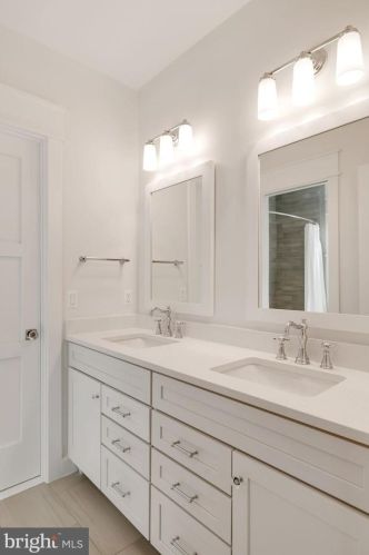 1044 Manning St, Great Falls VA  22066-1922 exterior