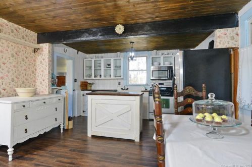 7 Dewey St, Putnam CT  06260-1352 exterior