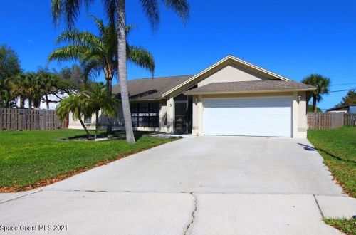 104 Crystal Lake Rd, Melbourne, FL 32901-8638