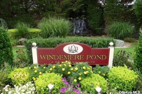 18 Cedar Ridge Ln, Bayshore, NY 11706-8854