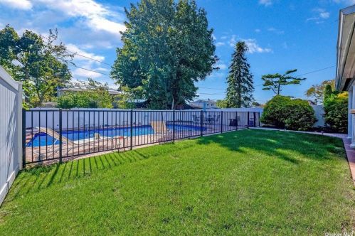 3680 Stokes Ave, Bethpage NY  11714-4132 exterior