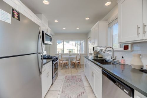 212 41st St, Manhattan Beach CA  90266-3141 exterior