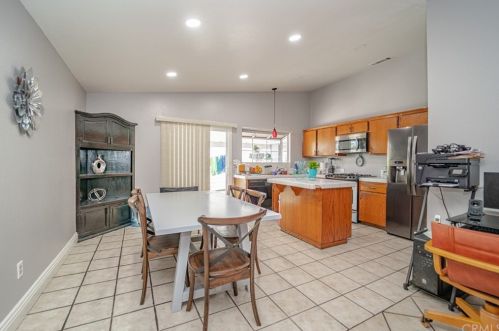 785 Award Dr, Colton CA 92324-2675 exterior