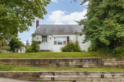 11 Mott Pl, Glenwood Landing, NY 11547-3014