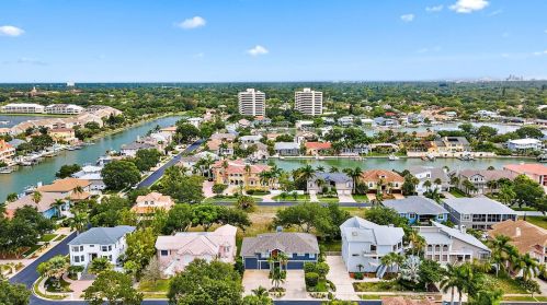5904 Bayview Cir, Saint Petersburg FL  33707-3930 exterior