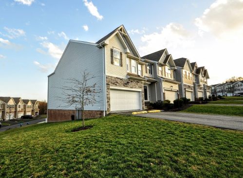 133 Lockheed Dr, Moon Twp, PA 15108-2406