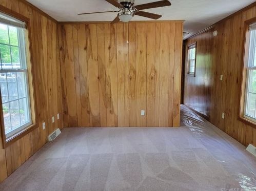 125 Whalehead Rd, Gales Ferry, CT 06335-1338