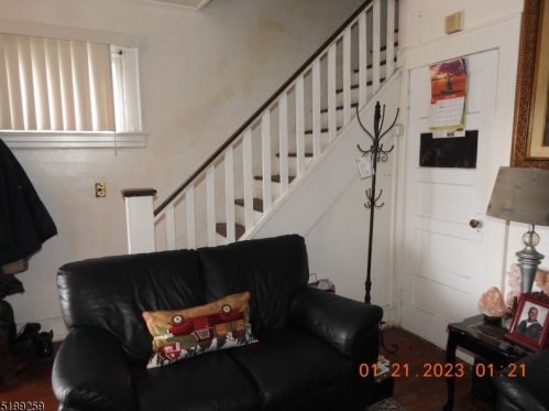 643 3rd Ave, Roselle, NJ 07203-1556