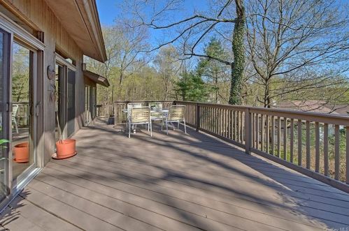 3 Banks Hill Rd, Pleasantville NY  10570-2453 exterior