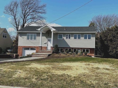 511 Bay 5th St, West Islip NY  11795-4709 exterior