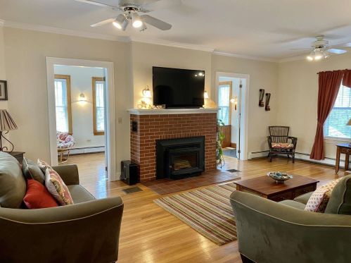 7 Harvey Rd, Londonderry NH  03053-7412 exterior