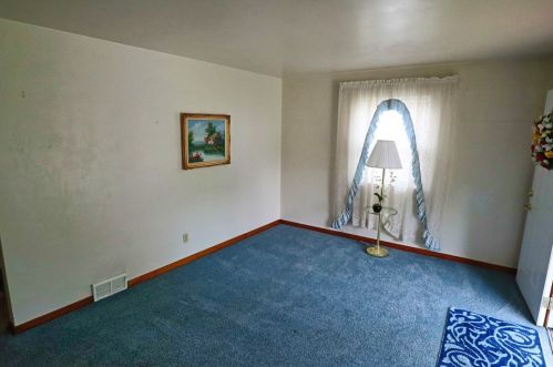 303 Sceneridge Rd, Mckeesport PA  15133-2221 exterior