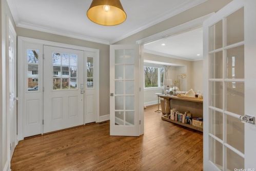 17 Oak Hill Ln, San Remo, NY 11754-1018