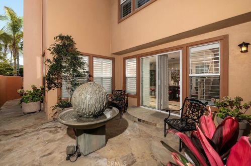 304 Goldenwest St, Huntington Beach CA 92648-2600 exterior