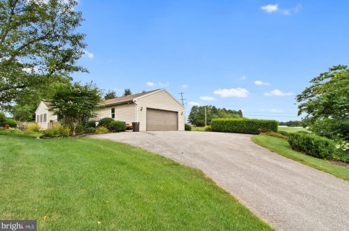 200 Navajo Dr, Red Lion, PA 17356-9645
