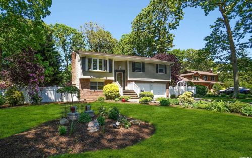 35 40th St, Islip Manor, NY 11751-1125