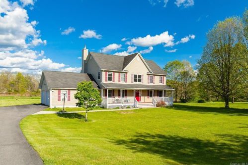 359 All Angels Hill Rd, New Hamburg, NY 12590-4700