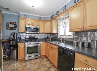 3 Richmond St, Islip Manor, NY 11751-2014