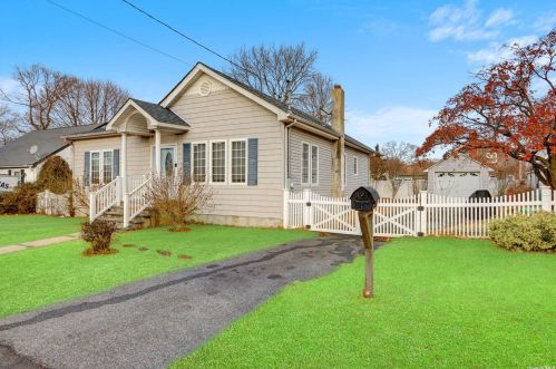 123 1st St, West Islip, NY 11795-2101