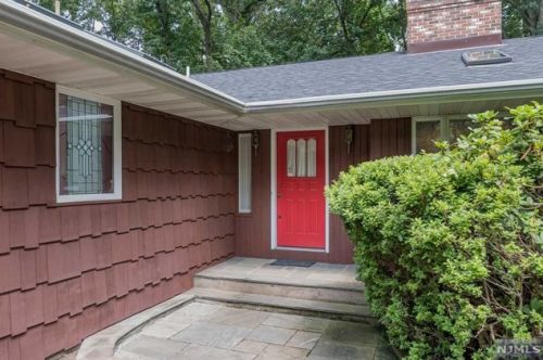 31 Sleepy Hollow Rd, Upper Saddle River, NJ 07458-1225
