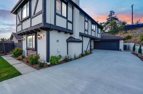 329 Nicole Dr, Vista, CA 92084-4352