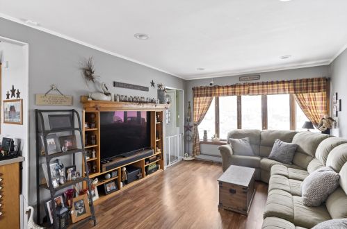 938 Annette Dr, North Wantagh, NY 11793-1008