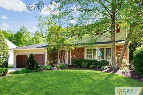 18 Hamilton Dr, East Brunswick, NJ 08816-2709