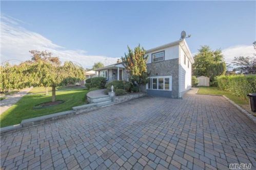 2 Berkshire Rd, Hicksville, NY 11801-3306