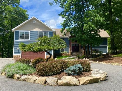 8 Hazelwood Rd, Sloatsburg, NY 10974-1310