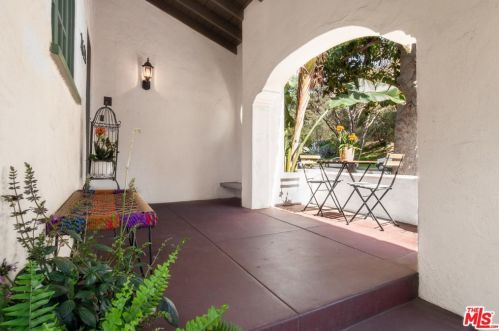 2621 Glenoaks Blvd, Glendale CA  91206-3108 exterior