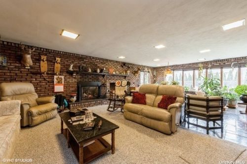 76 Shelbourne Ln, New Hyde Park NY  11040-1044 exterior