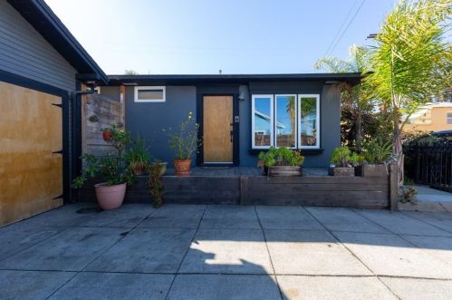 2082 8th St, Long Beach, CA 90804-4506