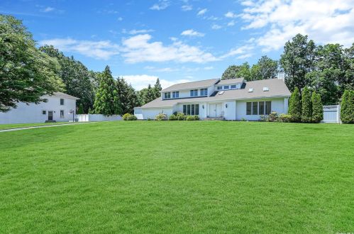 4 Villadom Ct, Huntington Station, NY 11746-5443