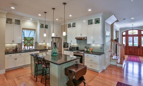658 1st St, Woodland, CA 95695-4057