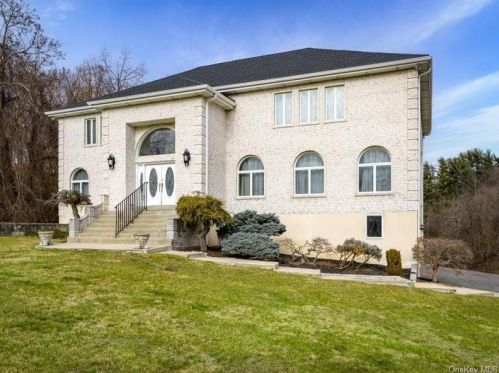 245 Bear Ridge Rd, Pleasantville NY  10570-1801 exterior