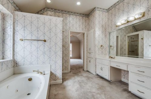 2401 Creekside Cir, Irving TX 75063-3355 exterior