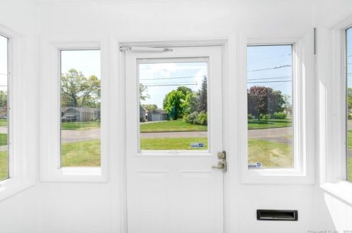 11 Bristol Rd, Windsor Locks CT  06096-2009 exterior