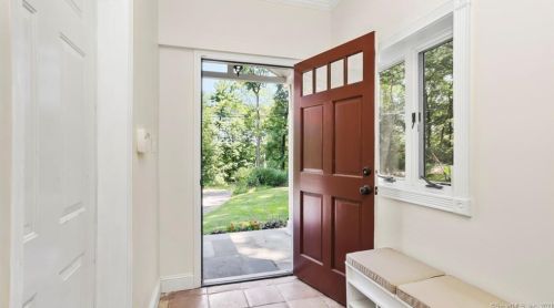 38 Candle Hill Rd, Danbury CT  06812-2414 exterior