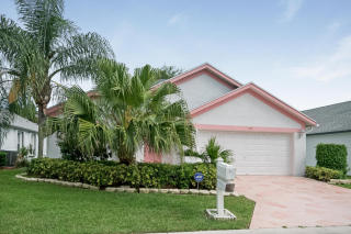 135 Hammocks Dr, West Palm Beach, FL 33413-2055