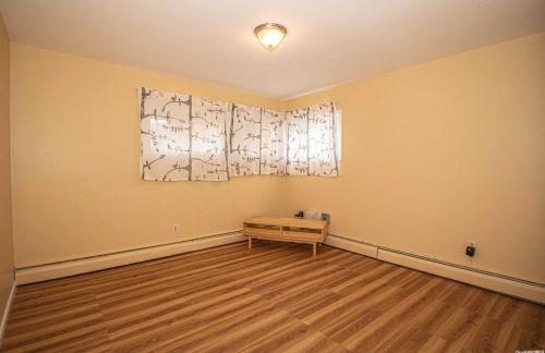 37 Winter Ln, Hicksville NY  11801-6219 exterior
