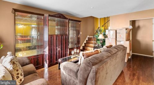 16 Maplewood Ct, West Deptford NJ  08066-2406 exterior