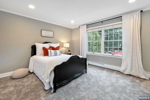 220 Allendale Ave, Allendale NJ  07401-1725 exterior