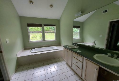 111 Crystal Brk Holw Rd, Mount Sinai NY  11766-2024 exterior