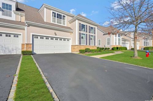 38 Toni Ct, Center Moriches, NY 11934-1015
