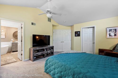 35 Skyline Dr, Lakewood, NJ 08701-5742