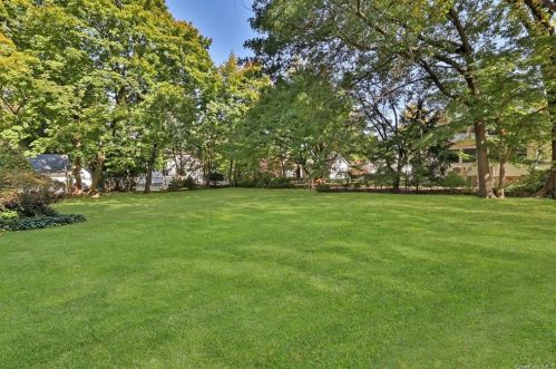 41 Glenmore Dr, New Rochelle NY  10801-3101 exterior