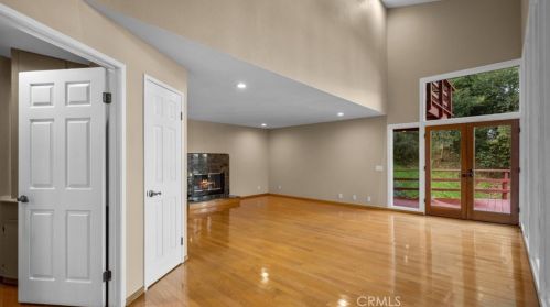 1942 Los Encinos Ave, Glendale CA  91208-2113 exterior